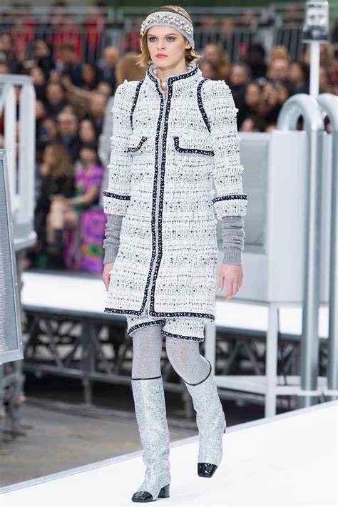 boule a neige chanel 2017|Chanel fall 2017 dress.